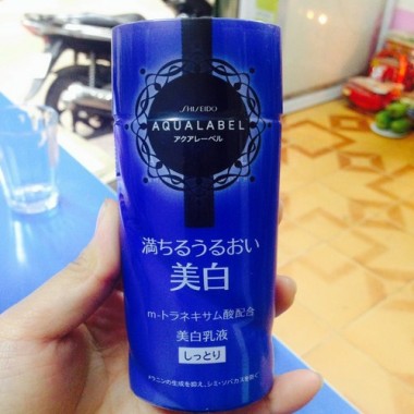 Sữa dưỡng da Shiseido Aqualabel White up Emulsion màu xanh